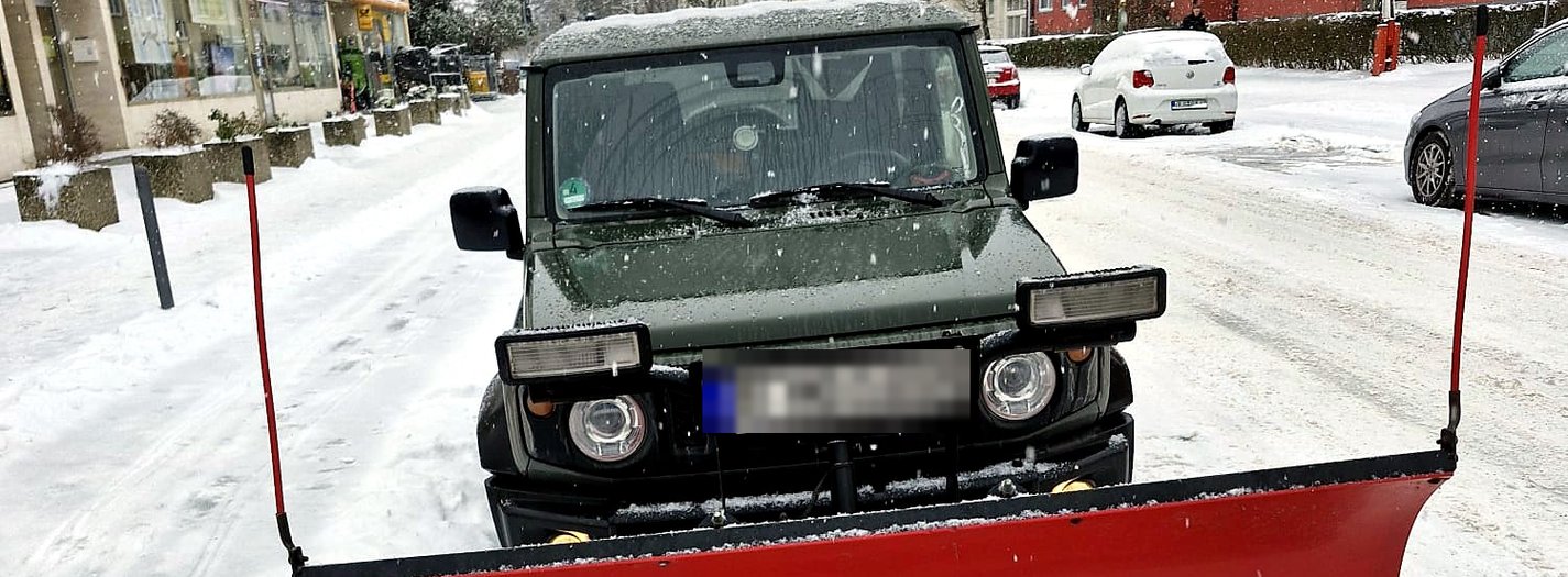 Mit Räumfahrzeugen und Streugut sichern wir im Winterdienst Wege, Zufahrten und Parkflächen.